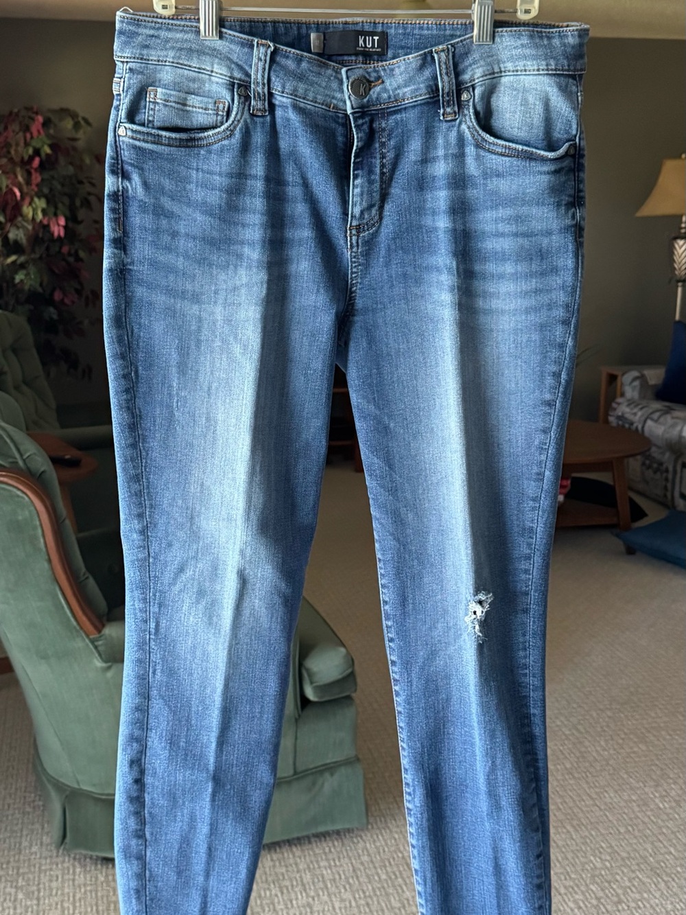 Kut from the Kloth Medium Blue Skinny Jeans with Distressed Knee